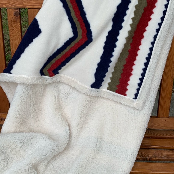 SOLD Roxy Sherpa Fleece Throw Blanket Chevron Stay - Picture 6 of 8